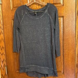 French laundry black/gray 3/4 sleeve shirt. Lace bottom trim. Size small